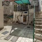 Stone House Ernest Nyaraló